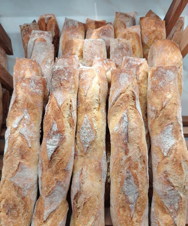 Baguettes au levain dorées en rayon