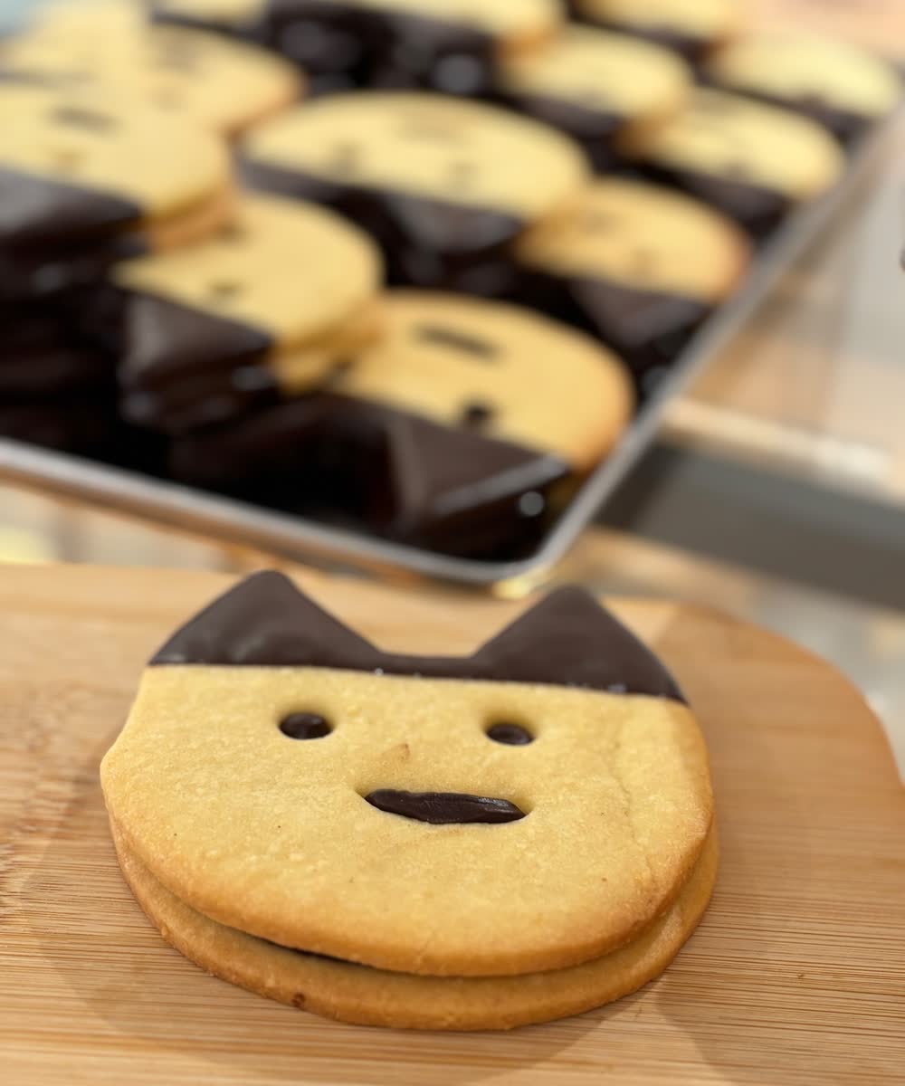Biscuit sablé en forme de chat, oreilles au chocolat