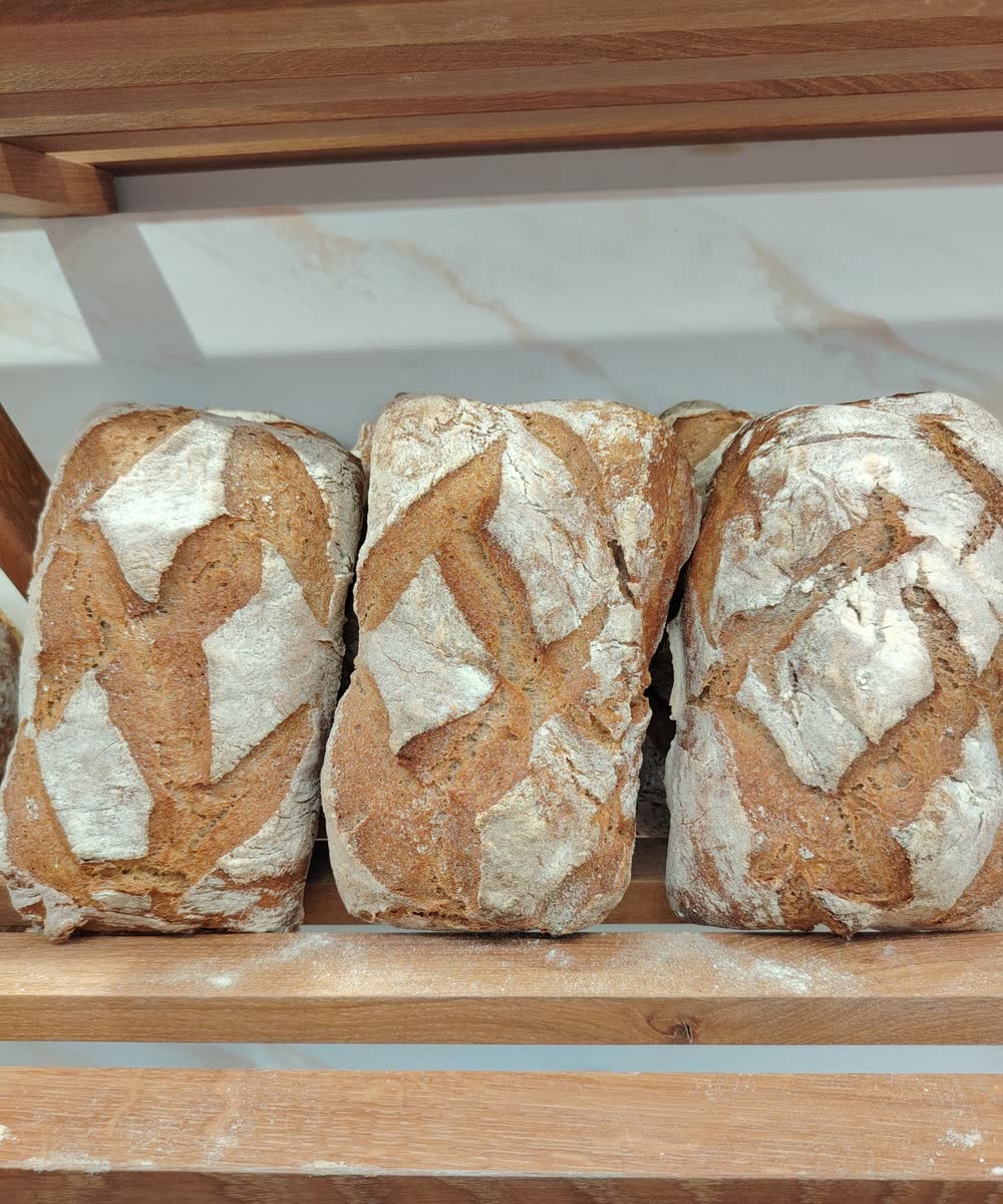 Pains Croisé des temps farinés sur les étagères de la boulangerie