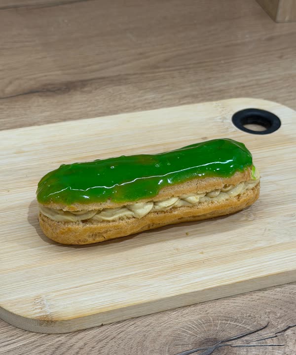Éclair glacé à la pistache