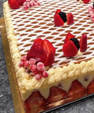 Fraisier rectangulaire décoré de fruits rouges