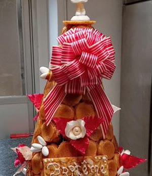 Pièce montée en choux, décor de ruban rouge