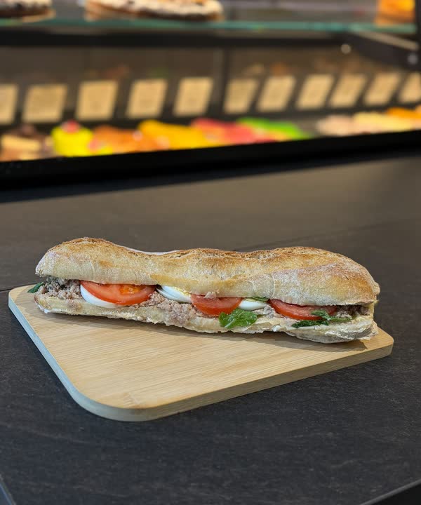 Sandwich garni sur baguette maison