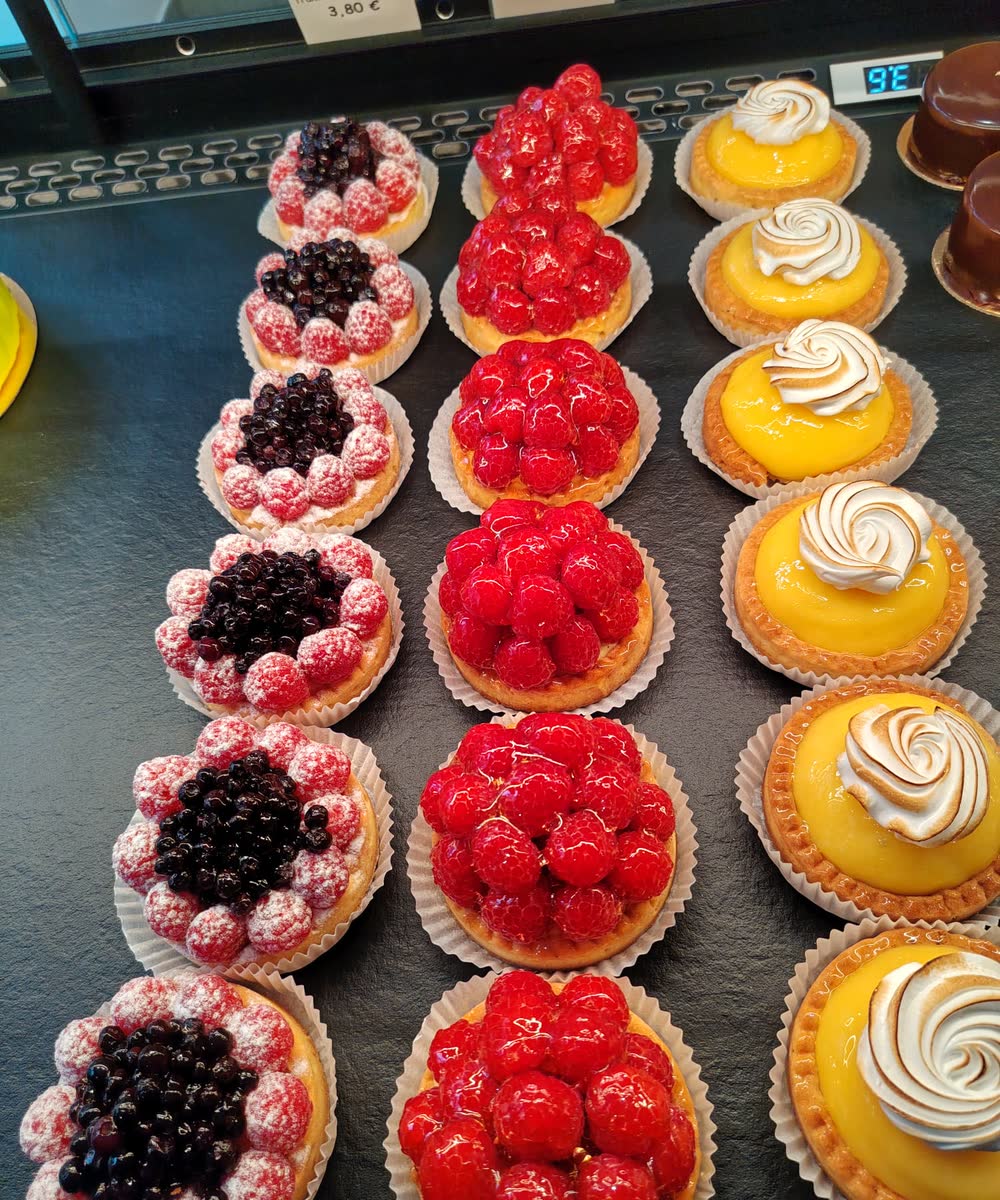 Vitrine de tartelettes aux fruits rouges et au citron